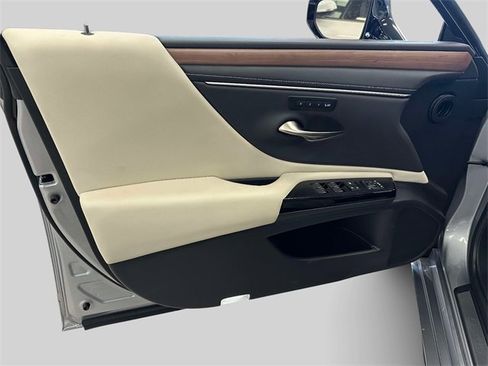 Used 2025 Lexus ES 300h w/ Premium Package image 15