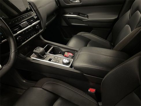 Used 2024 Nissan Pathfinder SL w/ Black Appearance Package image 21