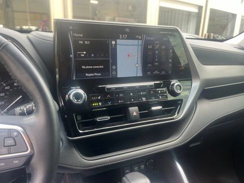 Used 2021 Toyota Highlander Platinum FWD image 19