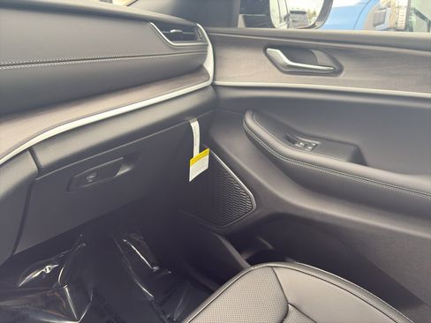 New 2025 Jeep Grand Cherokee L Limited w/ Luxury Tech Group II image 17