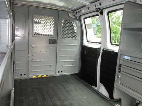 Used 2016 Chevrolet Express 2500 RWD image 33