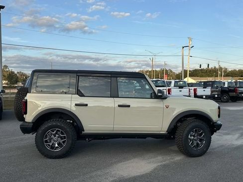 New 2025 Ford Bronco Badlands image 5