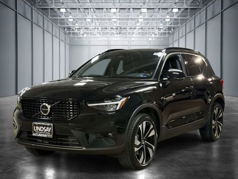 Used 2023 Volvo XC40 B5 Plus w/ Climate Package AWD/4WD image 1