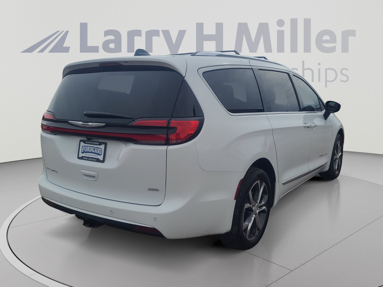 Used 2026 Chrysler Pacifica Pinnacle w/ Trailer Tow Group AWD/4WD image 5