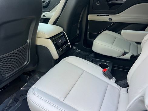 New 2026 Lincoln Aviator AWD image 10