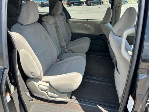 Used 2018 Toyota Sienna LE w/ Protection Package FWD image 10