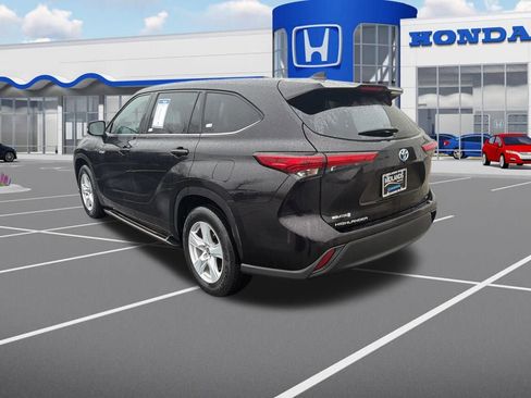 Used 2021 Toyota Highlander LE image 6