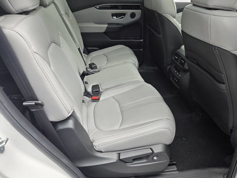 Used 2023 Honda Pilot Touring image 17