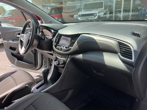 Used 2022 Chevrolet Trax LT w/ LT Convenience Package image 12