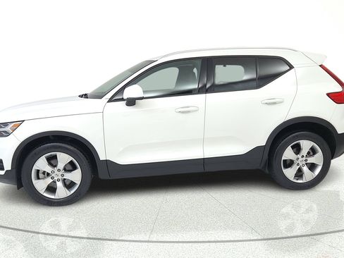 Used 2020 Volvo XC40 T4 Momentum FWD image 4