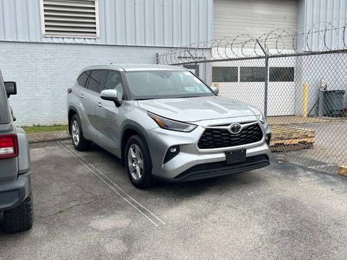 Used 2024 Toyota Highlander LE image 1