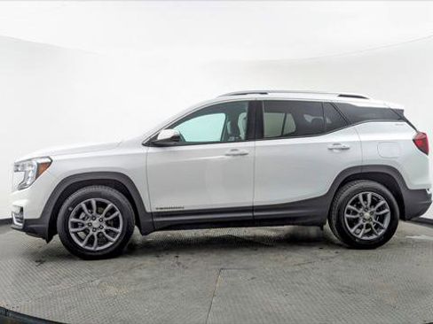 Used 2023 GMC Terrain SLT image 3