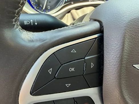 Used 2020 Chrysler Pacifica Touring-L Plus w/ Advanced Safetytec Group FWD image 32