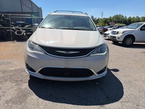Used 2019 Chrysler Pacifica Limited w/ Tire & Wheel Group image 5