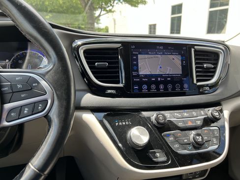 Used 2020 Chrysler Pacifica Touring-L w/ Advanced Safetytec Group FWD image 18