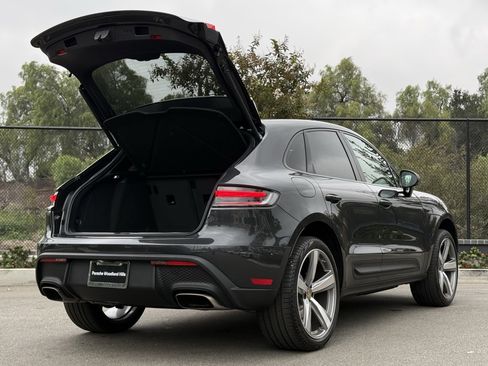 Used 2025 Porsche Macan image 32
