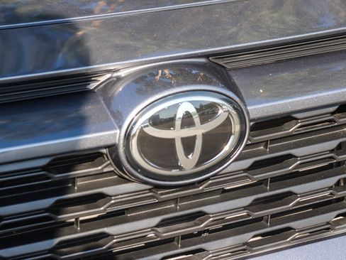 Used 2021 Toyota RAV4 LE AWD/4WD image 5