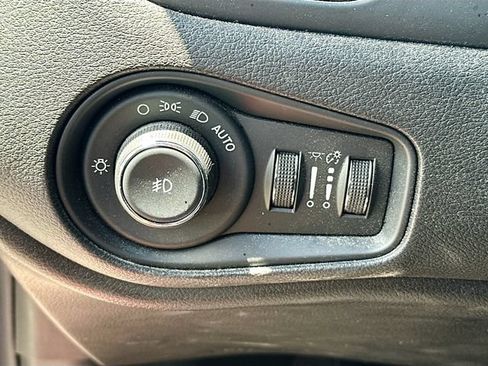 Used 2018 Jeep Renegade Latitude AWD/4WD image 11