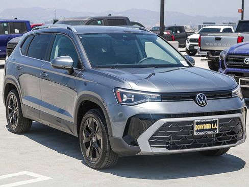 New 2025 Volkswagen Taos SE w/ Black Wheel Package FWD image 3