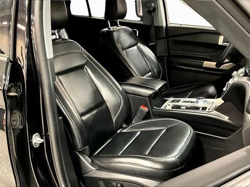 Used 2021 Ford Explorer XLT w/ Equipment Group 202A RWD image 9