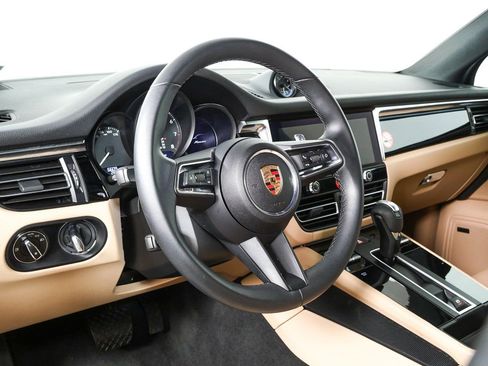 Certified 2025 Porsche Macan AWD image 4