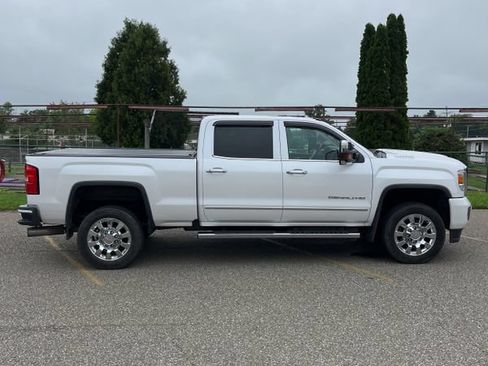 Used 2019 GMC Sierra 2500 Denali w/ Duramax Plus Package AWD/4WD image 4