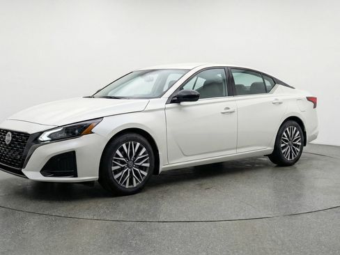 Used 2025 Nissan Altima 2.5 SV image 3