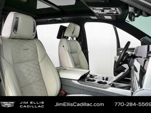 Certified 2025 Cadillac Escalade ESV V w/ LPO, ONYX Package AWD/4WD image 25