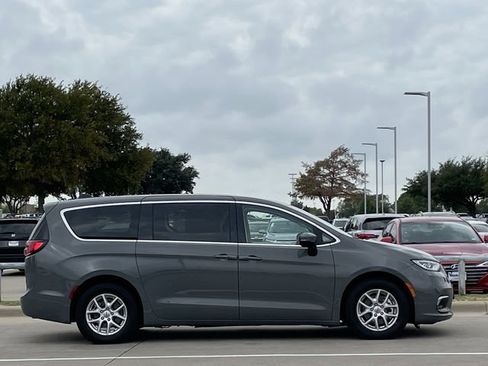 Used 2023 Chrysler Pacifica Touring-L FWD image 3