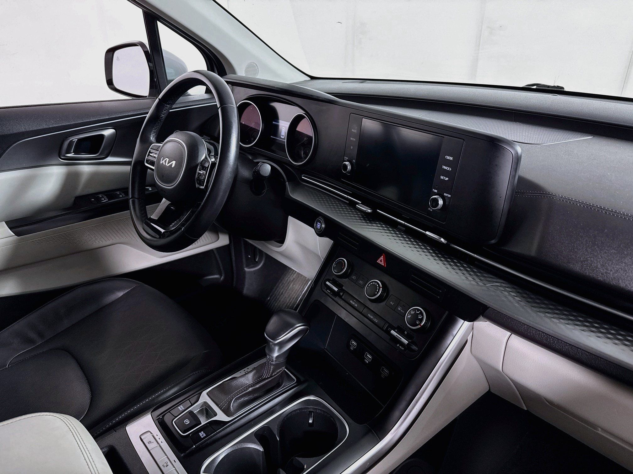 Used 2022 Kia Carnival LX FWD image 29