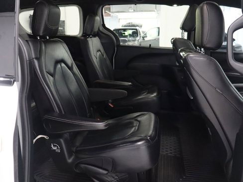 Used 2018 Chrysler Pacifica Touring-L Plus w/ Advanced Safetytec Group FWD image 15