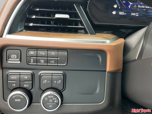 Used 2025 Chevrolet Suburban High Country AWD/4WD image 31