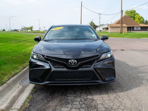 Used 2022 Toyota Camry SE image 2