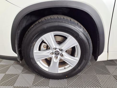 Used 2021 Toyota Highlander LE FWD image 7