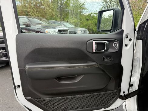 Used 2025 Jeep Wrangler Sahara AWD/4WD image 9