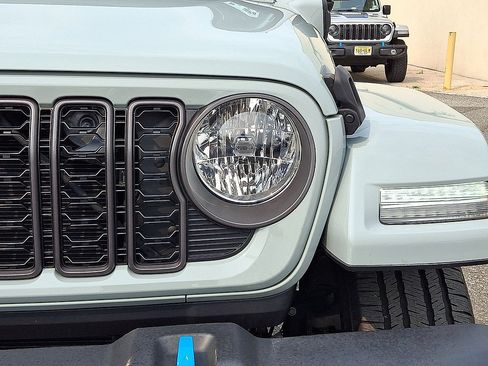 Used 2024 Jeep Wrangler Unlimited w/ Convenience Group AWD/4WD image 34