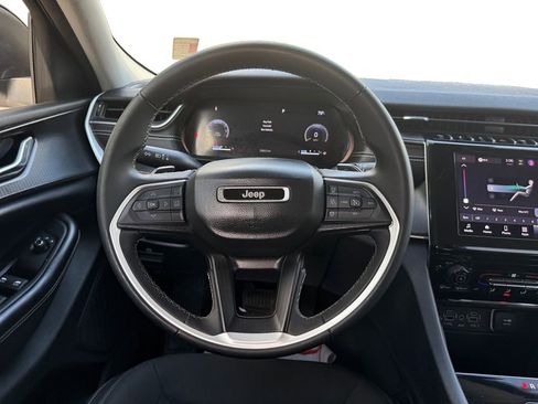 Used 2023 Jeep Grand Cherokee Laredo image 12