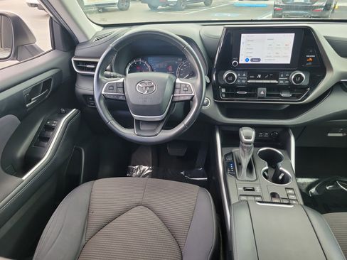 Used 2023 Toyota Highlander LE image 18