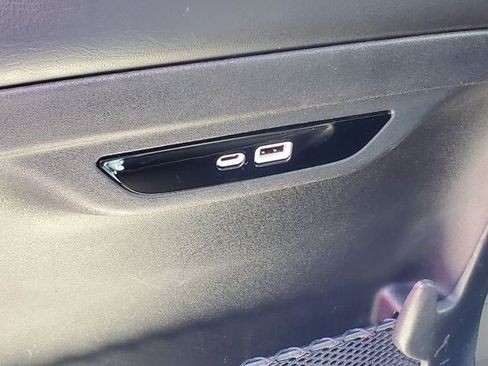 Used 2024 Chrysler Pacifica Limited FWD image 28