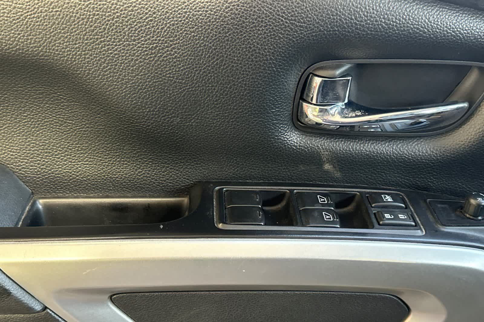 Used 2016 Nissan Titan SV AWD/4WD image 15