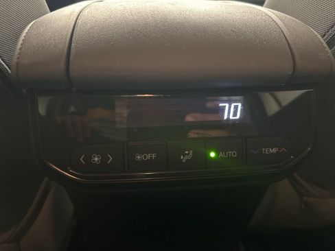 Used 2020 Toyota Highlander LE image 24