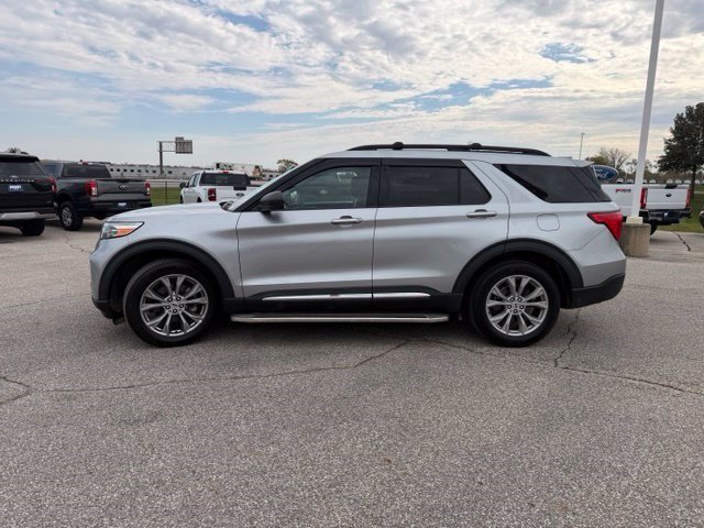 Used 2023 Ford Explorer XLT w/ Equipment Group 202A AWD/4WD image 9