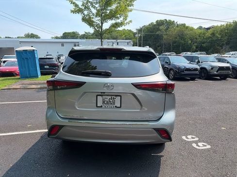 Used 2024 Toyota Highlander Platinum AWD/4WD image 4