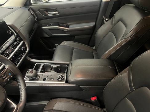 Used 2025 Nissan Pathfinder SL image 35