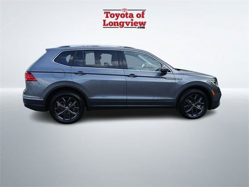 Used 2024 Volkswagen Tiguan SE w/ Panoramic Sunroof Package image 8