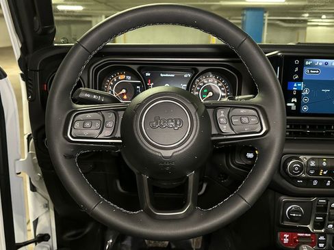 Used 2025 Jeep Wrangler Unlimited Rubicon w/ Technology Group image 25