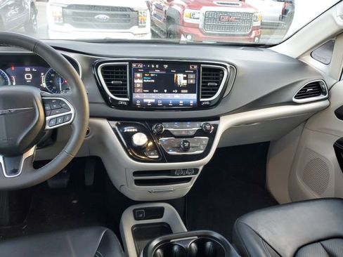 Used 2024 Chrysler Pacifica Touring-L image 12