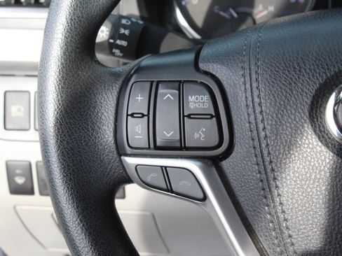Used 2019 Toyota Highlander LE FWD image 15