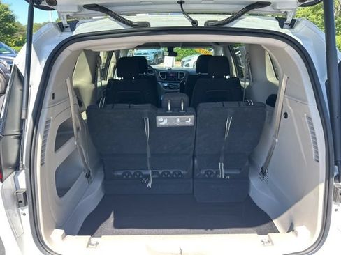 Used 2017 Chrysler Pacifica Touring FWD image 10