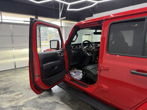 Used 2022 Jeep Wrangler Unlimited Sahara AWD/4WD image 9